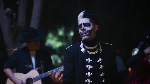 La pandemia nos ha traído a todos situaciones y momentos difíciles pero no hay obstáculo que no podamos superar con lo realmente importante de la vida, la gente que amamos y que nos ama, los que estan y ya no estan, esta canción es para celebrarlos y brindar por ellos y por la vida en general que con el simple hecho de estar respirando es un motivo para ser felices. Ustedes, porque brindan ? Déjenlo en los comentarios que los voy a estar leyendo ⚡️👀 Brindo - Mario Bautista (Video Oficial) | Mar