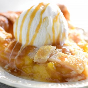 This Peach Pie recipe is easy to make with fresh peaches and simple ingredients just like grandma used to make. Includes how to freeze peach pie filling. Printable Recipe Card ➡️ https://www.thegunnysack.com/peach-pie-recipe/ | The Gunny Sack
