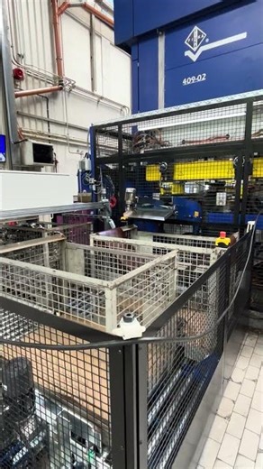 5 Sekunden Gitterbox-Wechsel im FIUKA Presswerk #industrie #automobile#presswerk