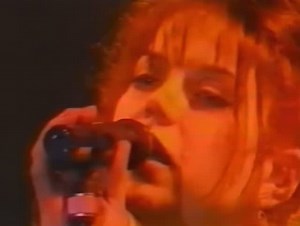 620K views · 18K reactions | “It’s that little souvenir of a terrible year, which makes my eyes feel sore. Oh, I never should have said the books that you read were all I loved you for.” “Here’s Where The Story Ends” by The Sundays, live in April 1990. Harriet Wheeler, a legendary voice. #grungebible #notgrunge #thesundays #harrietwheeler | The Grunge Bible | Facebook