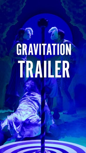 Officiell trailer för vår föreställning Gravitation! Vi släppte i veckan en extraföreställning, och även denna är redan populär, så nu är sista chansen om du vill se denna upplevelse! Boka dina biljetter på: Dalateatern.se GRAVITATION Manus: Lovisa Onnermark Regi: Nina Rudawski Scenografi & kostymdesign: Toni Tora Botwid Maskdesign: Lina Nyberg Ljusdesign: Casper Wijlhuizen Ljuddesign & kompositör: Maria Bergström Dramapedagog: Malin Byman På scen: Oliver Andersson, Jesper Bark, Elias Elling, An
