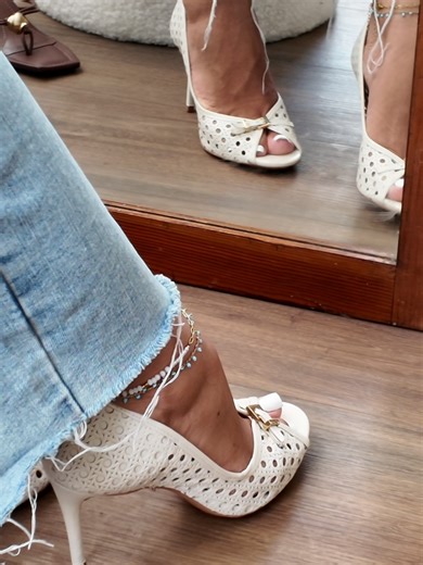 ✨ Nouveauté Santa Lolla ✨ Escarpin ajouré au fini doré, pensé pour sublimer vos tenues les plus élégantes. Disponible en noir, blanc ou doré : trois nuances, trois attitudes, une même allure affirmée. Disponible en boutique et sur monday.re Marcher vers ses rêves. #974 #lareunion #livraisonreunion #iledelareunion974🇷🇪 #chaussure #pourtoi #MONDAYREUNION #pov #LAREUNION #santalolla