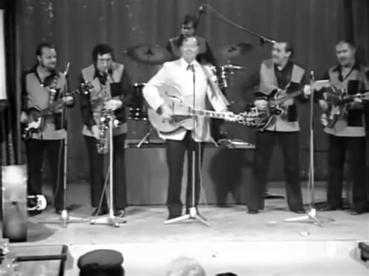 Bill Haley & The Comets - Shake Rattle & Roll ... 🎧 Watch full this song: https://goodies.oldiesclassic.org/bill-haley-the-comets-1954-shake-rattle-roll?utm_source=facebook&utm_medium=reel&utm_campaign=topoldieshits | Top Oldies Hits