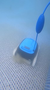 🎅🎁 Papá Noel Me Envió un Robot Aspirador de Piscinas 🤖✨ ¡Mira Cómo Funciona! 🎄 #piscina #alberca #pileta #limpieza #parati #mantenimientodepiscinas #satisfyingcleans #navidad #navidadentiktok #merrychristmas #robotlimpiapiscinas #robot | Maneja tu Piscina