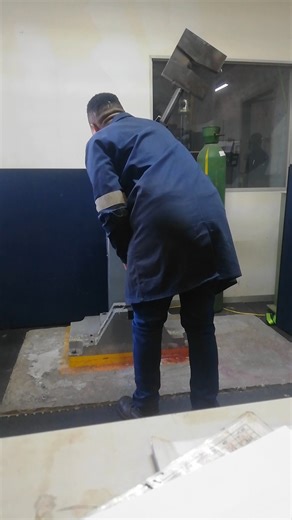 DROPPING CHARPY IMPACT MACHINE HAMMER IN PERFORMING V-NOTCH IMPACT RESILIENCE TEST IN LABORATORY