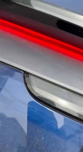 “Merhabalar, iyi akşamlar. Model Y Premium Juniper 2025 model 7500km aracımın arka stoplarda, stopun içinden çatlaklar oluştu. Servis kullanıcı hatası diyor, ücretli değişim yapabiliriz diyor. Bu konuda ne yapabilirim? Kullanıcı hatasıyla çatlamalar olması mümkün değil.”