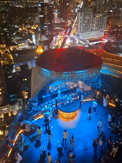 เพื่อนพาไปเลี้ยงวันเกิดก่อนปีใหม่ คนเอ็นจอยน่ะคือเพื่อนนะ 😂 คลิปนี้ไปที่ rooftop bar กันก่อน ทีแรกตั้งใจจะไปดู sunset กัน แต่วันนั้นเมฆหนา และครึ้มเหมือนฝนจะตกเลยออกกันช้า เพราะคิดว่าไม่น่าจะเห็น พอห้าทุ่มก็ไปต่อ nightclub กันกับเพื่อนใหม่ที่เจอกันที่นี่ เป็นคู่รักอินเดียที่น่ารักมาก ไปต่อกันยันตีหนึ่ง เป็นครั้งแรกในชีวิตที่มีคนแปลกหน้ามาอวยพรวันเกิดให้ 🥰 ส่วนตัวอยากนอนอยู่บ้านแหละเพราะเหนื่อย แต่เพื่อนจะอยู่กทม.อีกแค่สองวัน แล้วนางดูชอบเที่ยวด้วย ก็เลยตามใจ อยากไปไหนก็ไป แต่ผึ้งไม่ได้ลงที่ไปใ