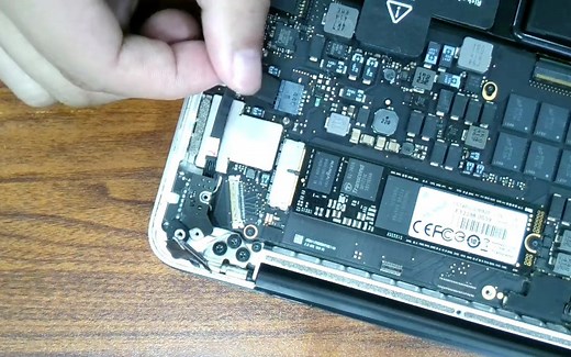 Macbook Pro 充不进电维修