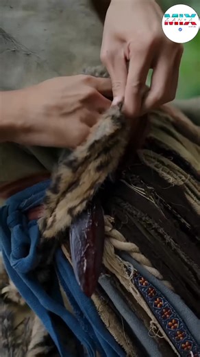 فيلم * نظام الزعيم العائد * #الحلقة 2️⃣ 🎥 فيلم ذات طابع فني درامي رومانسي و خيالي من الأفلام الصينية في هذه الرواية، البطل ( مهندس معلوميات) يموت ويُستحضر في جسد زعيم قبيلة بدائية عجوز ويستخدم معرفته الحديثة ونظاماً سحرياً ( "نظام الإنجاب") لقيادة قبيلته نحو التقدم. #zan9amix #100k #fyp #Zan9a #drama #reels #Korea #China #mix #films #aflam #system #evolution #elderlycare | ZAN9A MIX