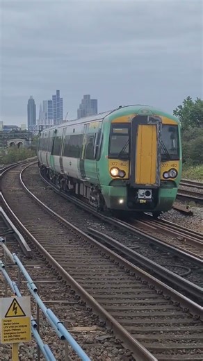 Southern Class 377 arrives into Clapham Junction #train #railway #southernrailway #class377