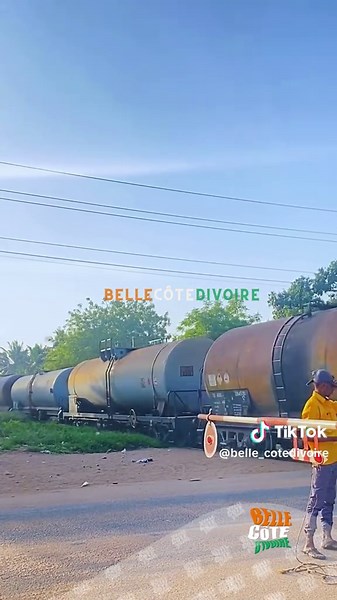 📌 Bouaké 🇨🇮 ✍️ & 🎥©️ Mo Soumahoro - 🤩 🚆 🇨🇮 Saviez-vous que le train Abidjan–Ouagadougou a longtemps été appelé “le train de la vie” ? Sur plus de 1 200 km, il traverse forêts tropicales, villages animés et vastes savanes, reliant la Côte d’Ivoire au Burkina Faso depuis plus d’un siècle. 🧺🍍 À bord, on ne voyageait pas seulement : on mangeait, commerçait, chantait et partageait des histoires. Le train s’arrêtait parfois dans de petites gares où femmes et enfants vendaient fruits, plats c