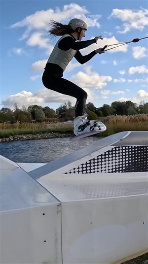 Cable wakeboard rail hit 270 off #cablewakeboarding #wakeboarder #wakeboarding #england #hyperlite