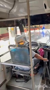 Detienen a chofer tras accidente y fuga Elementos policiacos de Seguridad Vecinal - Oaxaca de Juárez detuvieron a un conductor de transporte público en Avenida Juárez. Tras provocar un accidente con un motociclista, quien sufrió lesiones leves, y una confrontación a golpes, el chofer intentó darse a la fuga. Fase alcanzado y arrestado, mientras testigos lo señalan como el responsable del percance. Visita nuestro canal 👉🏻 https://whatsapp.com/channel/0029Vb5Q0QgAe5Vu91w8TR3i #Oaxaca #México #No
