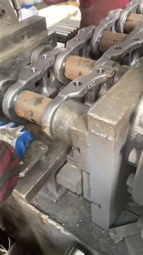 Assembly process of bulldozer chain plate