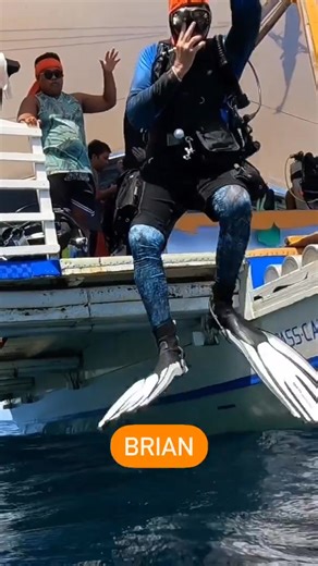 Which diver did the giant stride entry the best? You may judge based on style or cool factor. But if you want to be technical about it, I read on the @paditv blog that this is the proper way to do a giant stride: Step 1: Partially inflate your BCD Step 2: Stand at the entry point with fins a little over the edge Step 3: Scan area below to make sure no one and nothing is in the way Step 4: Place the regulator in your mouth Step 5: Hold the console in left hand. Step 6: Place right palm on your re