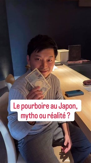 TAKUMI CHIKUMA ｜ Curieux du japon on Instagram: "Je suis très étonné par le fait qu’il a reçu le pourboire sans s’être étonné car c’était une surprise et je pensais qu’il serait plus étonné et je voulais le filmer, mais il restait cool comme ses sushis 🤣 Laisser un pourboire ne se fait pas en général chez nous , surtout dans les izakaya , café , petits resto. Mais dans les bars , les resto haut gastronomiques, ça se fait de temps en temps. C’est un plaisir de recevoir un pourboire, c’est pas ma