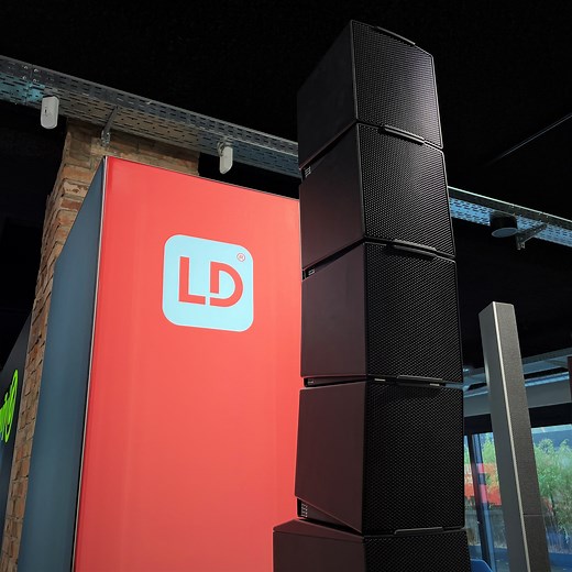 MAILA is always looking out for you 👀 Our all-round line array is so intelligent that it makes sure you don't miss a single bit of sound information wherever you are. But it wouldn't be possible if it weren't for its physical and mental capabilities: 🦾 EASYSPLAY - with which you can adjust the angle of each satellite individually. Simply by turning its rear handle, even under load, it can be adjusted. 🧠 MAILA APP - with which you can perform a room simulation. It calculates the required cover