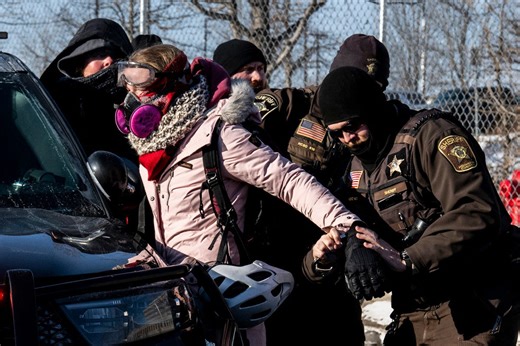 ICE live: Officers clash with Minnesota protesters amid demonstrations