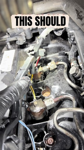 🚨 THIS SHOULD NOT HAPPEN… BUT IT DID 😳 Engine cranks strong. Battery good. No obvious faults. Looks like a normal “no start”… right? ❌ WRONG. Watch closely… Injector number 4 is SMOKING 💨 Not leaking fuel. Not just air. SMOKE coming straight out of the injector. Have you ever seen that before? 🤯 This is where most people go wrong… They start guessing: ❌ Injector ❌ Pump ❌ Sensors And waste time and money. But this is NOT a simple fault. This is deeper. 🔥 Pressure where it shouldn’t be 🔥 Com