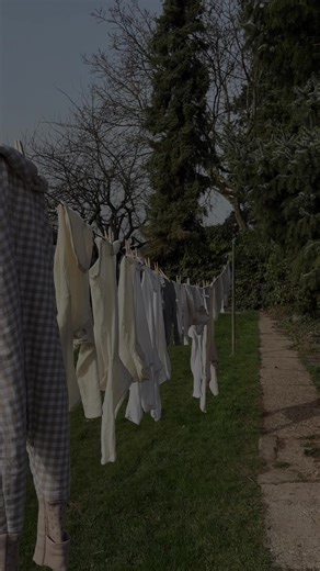 „Teilzeit ist perfekt für Mamas.“ Klingt süß – bis du mittendrin bist. Deine Aufgaben im Job bleiben (fast) gleich, deine To-dos als Mama bleiben komplett gleich, nur die Zeit und das Geld werden weniger. Joa…astrein 😅!! Kein Wunder, dass du dich fühlst, als würdest du ständig hinter allem herlaufen. Ich hab‘ irgendwann gecheckt: Das ist Mathe gegen mich, nicht für mich. Und dass ich das jetzt nicht einfach irgendwie “aushalten” muss, nur weil das die Norm ist. Und auf ein weiteres Burn Out hat