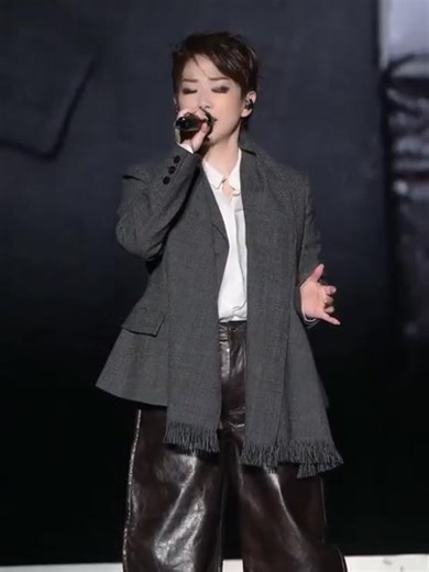 Legendary singer Sandy Lam just performed her classic hit “Wu Lai” live for the first time ever at her concert in Changsha — and the crowd went wild!  One song, countless memories. For fans, it felt like time stood still. #sandylam #Changsha #concert #cantopopqueen #LiveMusicMoments #musica | ChangshaCity | Facebook