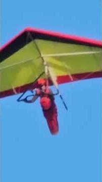 Hang gliders take to the skies in Everett