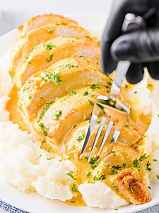 26K views · 218 reactions | Honey Mustard Chicken  Juicy, golden chicken baked in a sweet and tangy honey mustard sauce for the perfect balance of flavor. Easy to make, family-friendly, and ready for busy weeknights. Ingredients: 4 boneless skinless chicken breasts about 1 inch thick 3 tablespoons yellow mustard ¼ cup honey 1 teaspoons garlic powde Recipe in the Coʍʍеոτ  | Recipes by banana | Facebook