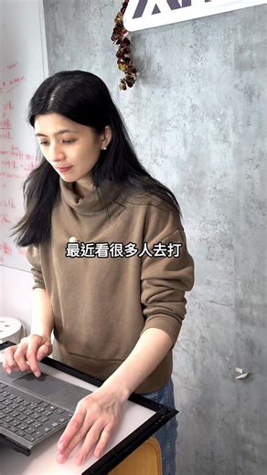 大家都說 EGF 好，但它到底在幹嘛？ 簡單來說，它就是皮膚的「修繕大隊長」！ 但重點來了！它是大分子，光用擦的就像隔牆喊話，沒人聽得到。 一定要搭配「導入」，讓它直達真皮層才有用！ 想知道 EGF 適合哪些族群嗎？ 底下留言「想看」，下一隻拍給你看！👀 #AKIMIA #EGF #保養知識 #凹疤 #膠原蛋白 #醫美 | AKIMIA