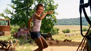 Der Erfolg, den Miley als Hannah Montana hat, steigt ihr so zu Kopf. Kurzerhand beschließt ihr Vater, sie in ihre Heimatstadt in Tennessee zu schicken, um ihr eine Auszeit vom Starruhm zu ermöglichen. Dort verliebt sie sich in ihren alten Freund Travis und muss aufpassen, dass ihr Doppelleben nicht auffliegt. Hannah Montana The Movie, heute 20:15 Uhr. | sixx