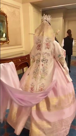 A beautiful scene of a bride in traditional Korean clothing walking around 🤍Thanks @younghwa_hair...