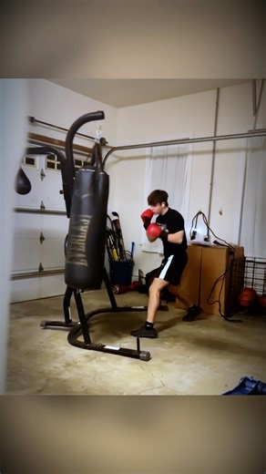 When the equipment fights back #boxing #training #punching