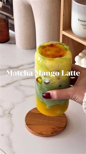 🥭 Mango Matcha Iced Latte 🍵✨ If you love matcha… this tropical twist will change your routine 🤍 Creamy, refreshing, and naturally sweet — like summer in a glass. The perfect balance of earthy matcha sweet mango 🥭✨ Ingredients: • 1 ripe mango (mashed) • 1–2 tsp honey • Ice • 1 cup milk (any kind) • 1–2 tsp matcha powder • A little sugar (optional) Mango cream sauce: • Fresh mango • Splash of heavy cream • Honey Instructions: \t1.\tMash mango with honey and spread it at the bottom. \t2.\tAdd i