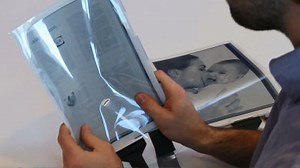 ペラペラで折り曲げ自在な上に2枚重ねて画面コピーもできる「PaperTab」