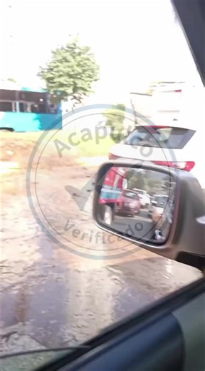 ✅ #ACAPULCO | MIENTRAS DIRECTOR DE CAPAMA DESAYUNA, HAY GRAN FUGA DE AGUA FRENTE AL BINGO Mientras el director general de CAPAMA, Antonio Lorenzo Rojas Marcial, se justifica con el Grupo Aca respecto a la situación del agua en el puerto 💧, con un rico desayuno buffet en el hotel Hotsson Smart, una gran fuga desperdicia miles de litros de líquido frente al Bingo, a un costado de Walmart, en plena avenida Costera Miguel Alemán, en el carril con dirección al Zócalo.