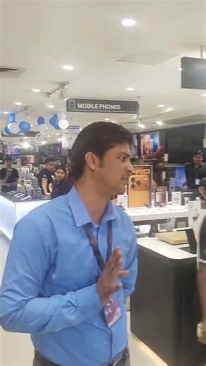 Kalesh over a customer bought an iPhone from Reliance Digital, and it stopped working within days. Instead of helping, the staff behaved rudely and refused immediate replacement, offering only a 4-5 day delay.