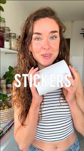 VEGGILAINE | Ghislaine 🌱 on Instagram: "na 100 mislukte mondelinge pogingen denk ik dat ik eindelijk de oplossing heb gevonden voor onze relatieproblemen #veggilaine #stickers #boos #blij"