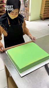 48 years Famous Pandan Layer Cake😍 📍Regent Pandan Layer Cake, 76, Jalan Raya Timur, Kawasan 1, 41000 Klang, Selangor ⏰9.30am-5pm 🎥 @amirahfoodie | Best Food Malaysia