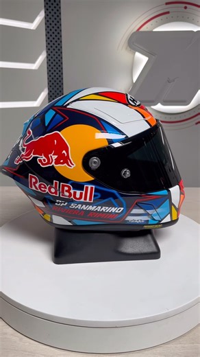 🚨Este es uno de los mejores #cascos de #moto de @motogp 🏁, el @hjchelmets RPHA 1. ✅ Homologación FIM ✅ Calota de compuesto de fibras ✅ Spoiler trasero extra Y todo ello con esta gráfica de @redbull especial #Misano que te da unos CV más de potencia. P.D. Sí, la pantalla ahumada también está incluida en la caja 🔥 #motocard #redbull #fuelyourpassion #motogp | Motocard