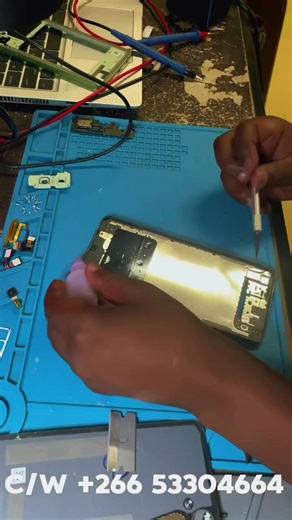 This is what I emjoy doing everyday,bringing a customers phone back to life.Using high Quality parts.To book a repair just call or WhatsApp 53304644.#lesothotiktok🇱🇸🇱🇸🇱🇸🇿🇦🇿🇦🇿🇦 #lesothotiktok🇱🇸🇱🇸🇱🇸 #mobilerepair#southafrica