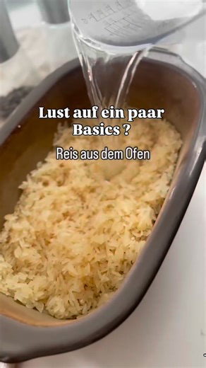 Alex Rösch | leckere Rezepte | einfach kochen on Instagram: "Reis aus dem Ofen 🥰✨ So einfach, ohne ankleben und überkochen Zubereitet im kleinen Zaubermeister Rezept @alex.roesch_ Wasser und Reis Verhältnis- 2:1 und max. 400g Reis • max. 400g Reis und 800g Wasser • 1 geh. TL Salz (oder Brühe) • 1 EL Butter Zubereitung • Ofen vorheizen/ 230°C O./U.-Hitze • Reis gut abwaschen und in die Lilly verteilen • Wasser darübergießen und die restlichen Zutaten dazu • gut verrühren und mit dem Deckel versc