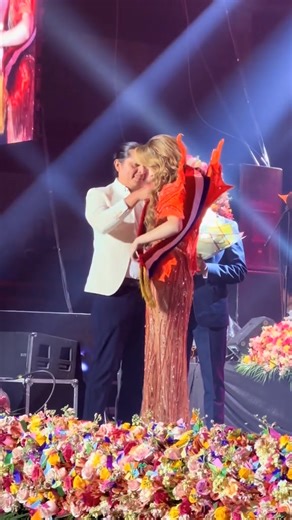 👑✨ ¡FELICITACIONES A MARÍA CECILIA, REINA DE GUARANDA Y SUS CARNAVALES 2026! 🎭💛 Hoy Guaranda celebra a una reina que representa la dulzura de su gente, el carisma de su juventud y la esencia de una tierra que vive con orgullo sus tradiciones. María Cecilia Montalvo Arregui, gracias por llevar en tu sonrisa la alegría de nuestro pueblo y en tu corazón el amor por Guaranda. ✨ Que este nuevo camino esté lleno de servicio, compromiso y momentos que sigan uniendo a nuestra ciudad. ¡Que viva nuestr