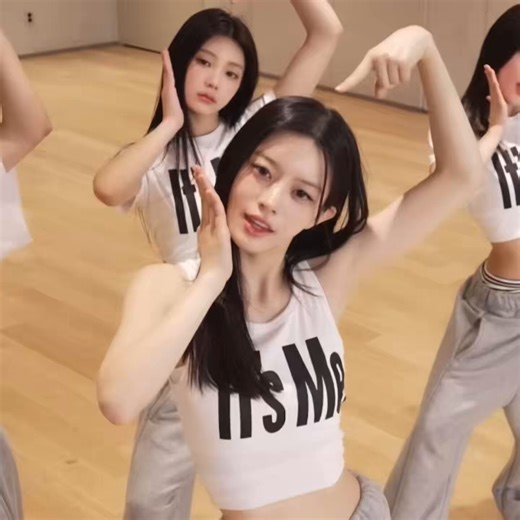minju in the it’s me dance practice good lord i need her so bad….