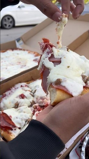 Trying Numero Uno Pizza #foodie #foodvlog #foodblogger #pizza #losangeles #restaurant #food #eating