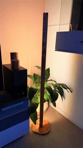 DIY Stehlampe mit verschiedenen Lichtmodis ✨😍✨ Endlich ist es jetzt cozy in unserem Wohnzimmer! Wir hatten bislang nur unsere Wohnwand als indirekte Lichtquelle… Nun mit unserer neuen Lampe sehen wir unser Essen auch endlich 😂 Der Vorteil ist, dass das Licht individuell angepasst werden kann. Finde ich echt super ☺️ Falls du den Link zu dem LED-Stripe willst, kommentiere einfach ☺️ Wie gefällt sie dir? 💫 #diy #stehlampe #diylampe #heimwerkerin #doityourself