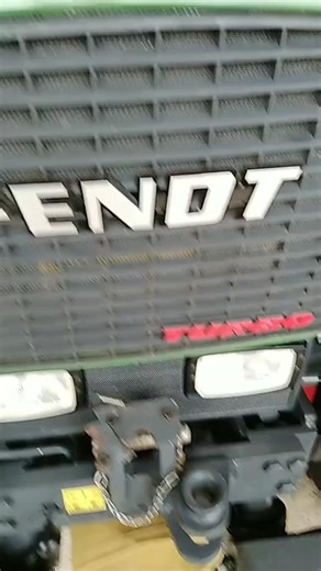 Discover the Fendt 360 Vario Tractor's Grille Design