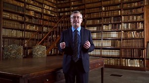 In tre episodi il racconto della Via della seta, la rotta commerciale più famosa della Storia, che ha contribuito a plasmare il mondo. Tre i punti di vista dai quali ogni episodio prende il via per raccontarne un aspetto, intrecciando al passato gli sviluppi delle vicende future, guardando a luoghi, popolazioni, civiltà. Dagli Unni ai Mongoli, dalla peste a Cristoforo Colombo, da Marco Polo fino alla costruzione delle ferrovie americane. Giovedì 25 giugno #aCdC con #AlessandroBarbero alle 21:10 