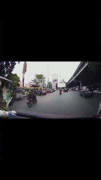 ojol dari kanan langsung ke kiri trus dari kiri ada ibu bonceng anaknya kaget dan panik hampir jatuh