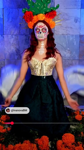 YouTubeLATAM on Instagram: "POV: es Día de Muertos y toca ver videos de recetas de pan de muerto, tutorial de maquillaje de Catrina y altares con muchas flores de cempasúchil 🌼🕯️💀🖤 🧡"