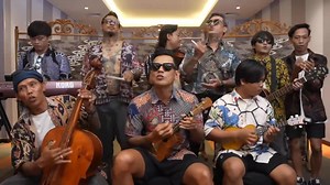 "1984" Song/lyrics by JRX Arrangements by JRX & Roy Parsua Selamat datang di dunia progresif Saat kiri dan kanan Tajam ia diperdebatkan Meskipun telah terbukti sebagai racun Tekanlah populasi Santun lenyapkan senyum Kita adalah generasi Yang menyaksikan dunia Kehilangan kode moralnya Satu sembilan delapan empat Fasis ia berpesta di panggung peragaan busananya Tak diundang kau tak punya apa-apa Namun kau 'kan bahagia Itu kata mereka Kutahu aku tak sendiri Hadapi semua ini Dikala oligarki sibuk be