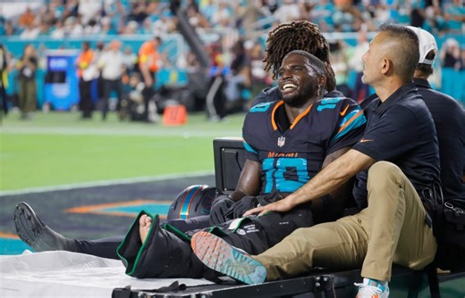 Dolphins star Tyreek Hill suffers serious knee injury vs. Jets